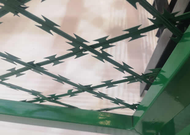 Green coated razor ribbon mesh for windows and walls